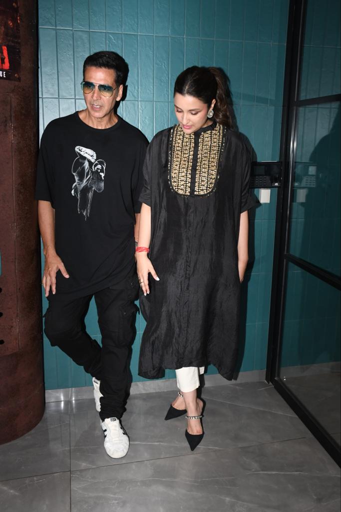 Parineeti paired her ensemble with a white churidar pyjama and heels. Akshay wore a black sweatshirt and pants. 